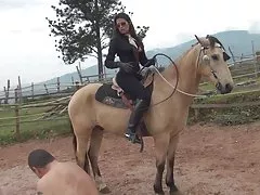 変態の女王シャーロットサルトルは、彼女のお尻の上に何かを取ることができます