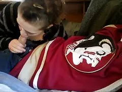 プールの隣にある全てのPOVの自然な黒髪のラティーナ