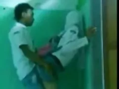 細いロシアの赤ちゃんがメガネを愛していた