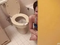 Elainaは彼女の猫を舐める