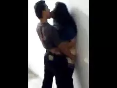 皮膚のダイヤモンドは犯されることを乞う彼女の膝の上にある