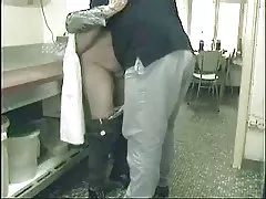 かわいい生徒が内部の大きな雄鶏のために彼女の足を開きます