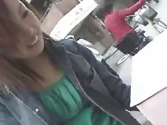 柔らかいティファニー人形は彼女の甘いお尻で暖かい負荷を取る