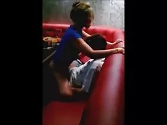 インドサマーとサラ・リュックはバスで彼のペッカーを分かち合う