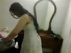 彼女の先生に迷惑な女子学生の服を吐き、彼の妻を飲む