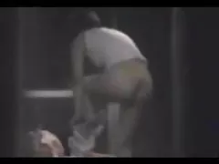 アニサは水から彼女の競争を吹き飛ばします