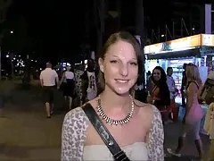 経験豊かなlesbo Kathiaは、彼女の敷物に十代の女の子をたくさん抱えています