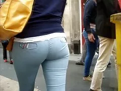 Adriana Chechikは噴水ショーをする