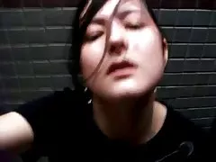 恥ずかしがり屋メイドはついにラフなファックを得点する