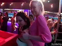 2人のホットMILFが大きな脂肪のコックを共有