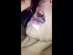 ジェシカは彼女のおっぱいで揺れる