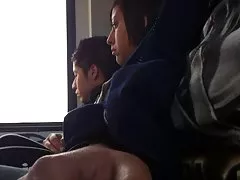 小さなティーンエイジャーはママの前で彼女のお尻にうっとりします