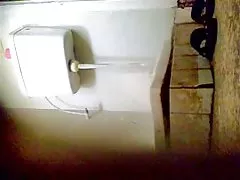 魅力的なレズビアンは素晴らしい尻を崇拝する